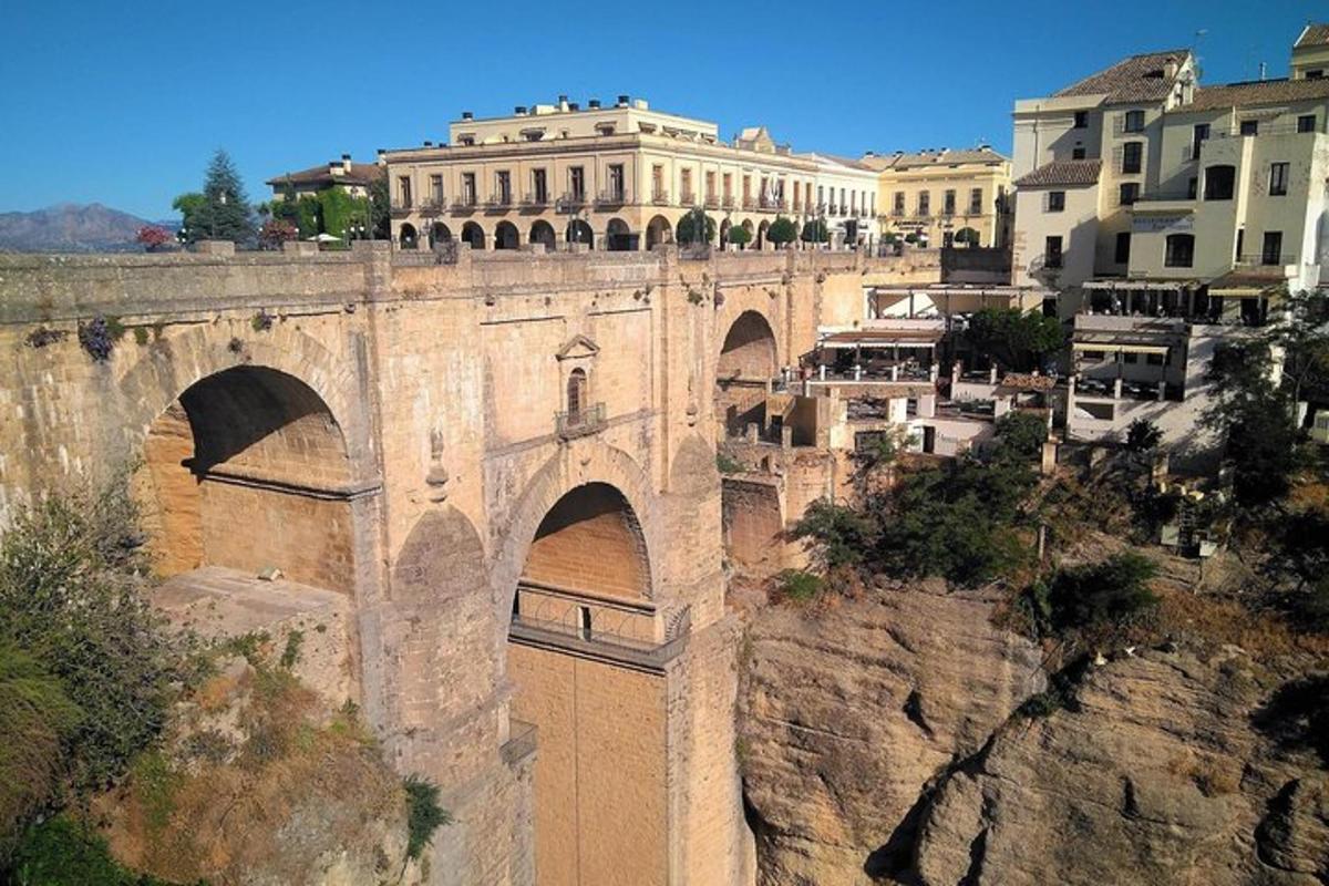 un ponte sopra una montagna con degli edifici sopra