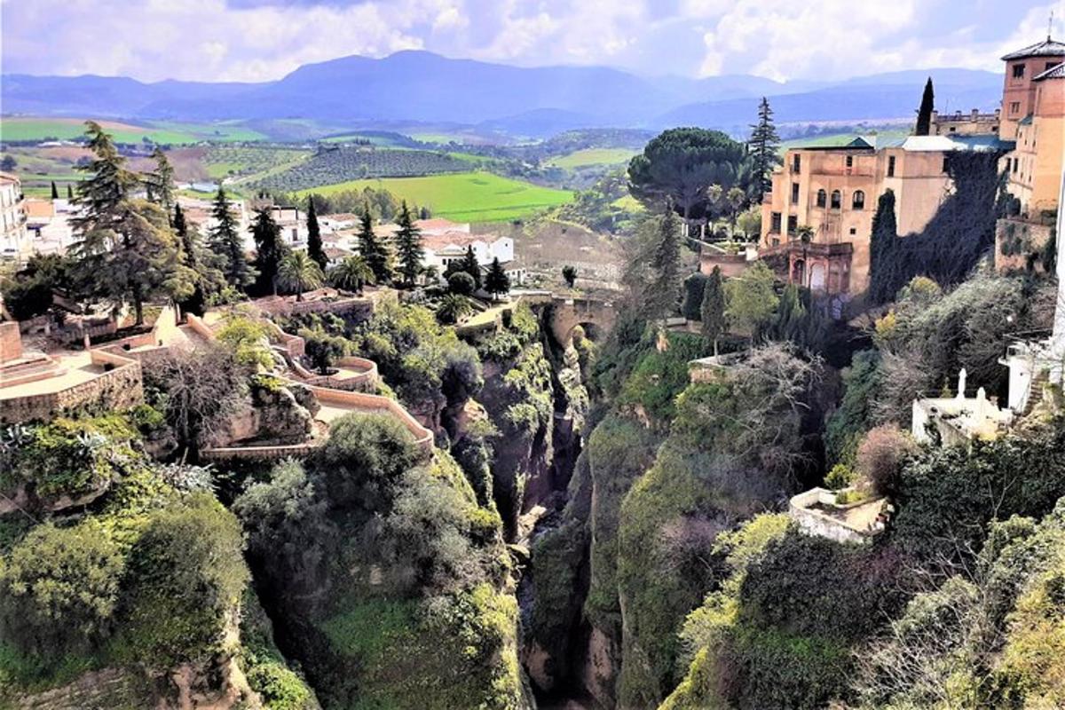 una vista di una città su una montagna