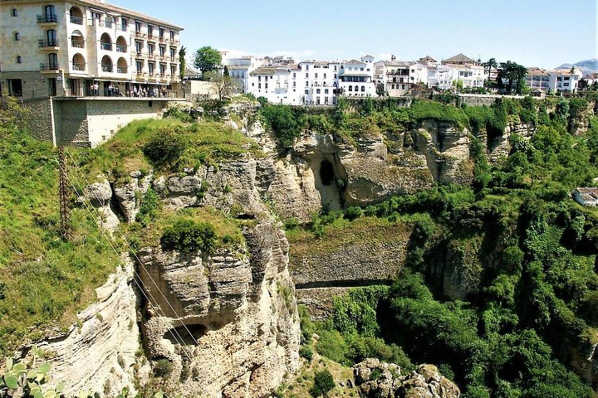 una vista di una montagna con edifici in cima