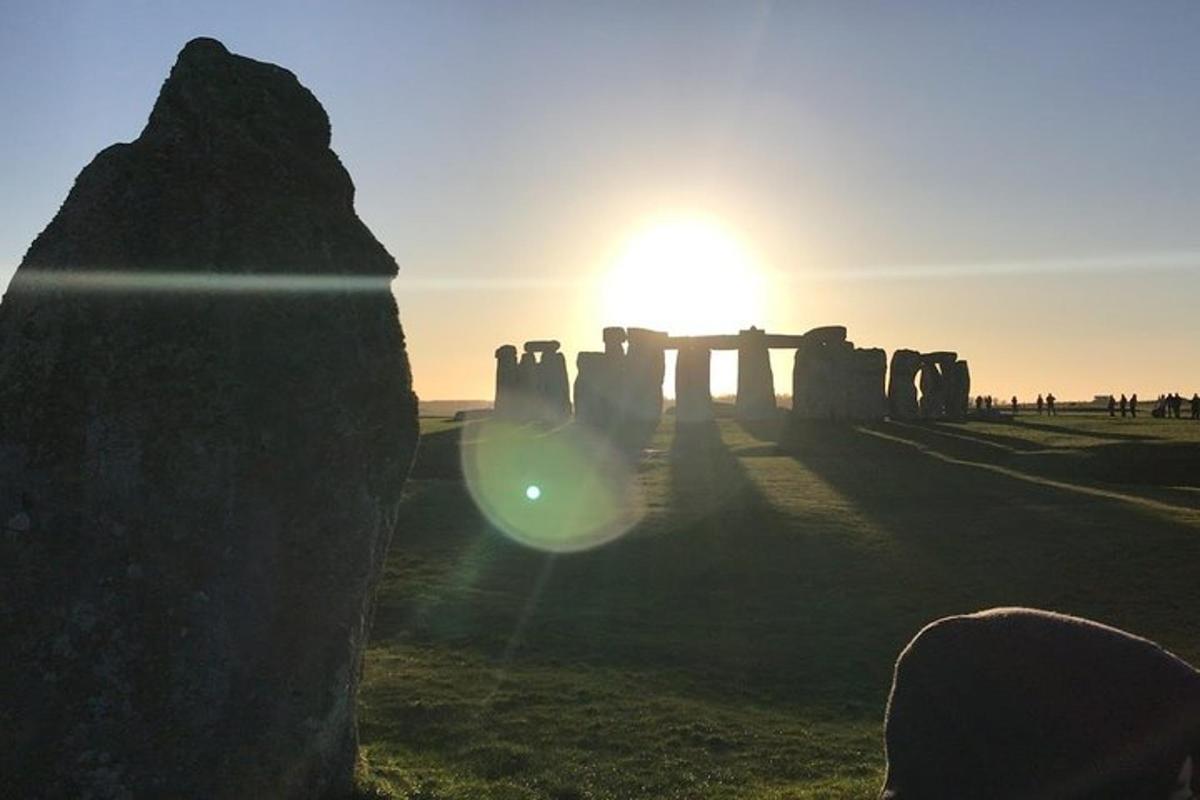 Západ slunce nad Stonehenge se sluncem v pozadí