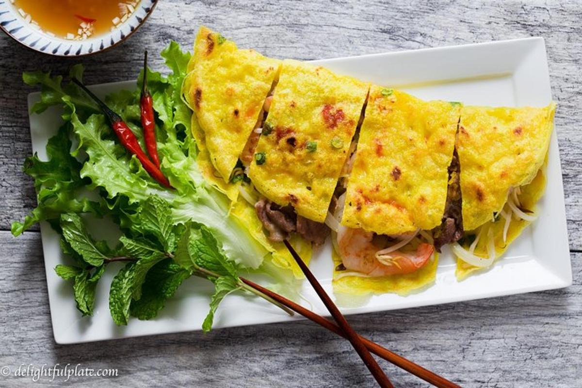 un piatto bianco con un panino e un'insalata