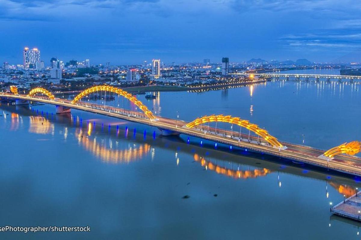 un ponte sopra un fiume con una città sullo sfondo