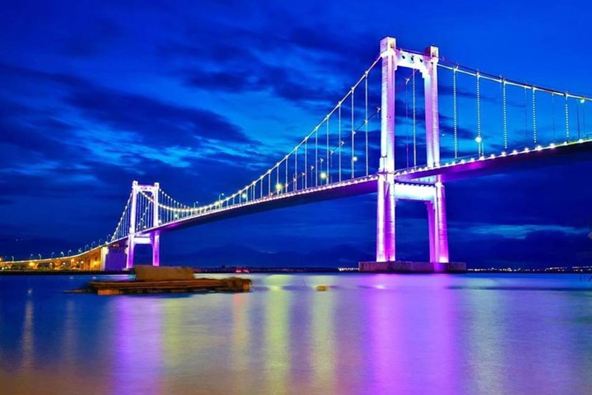 eine große Brücke über dem Wasser bei Nacht