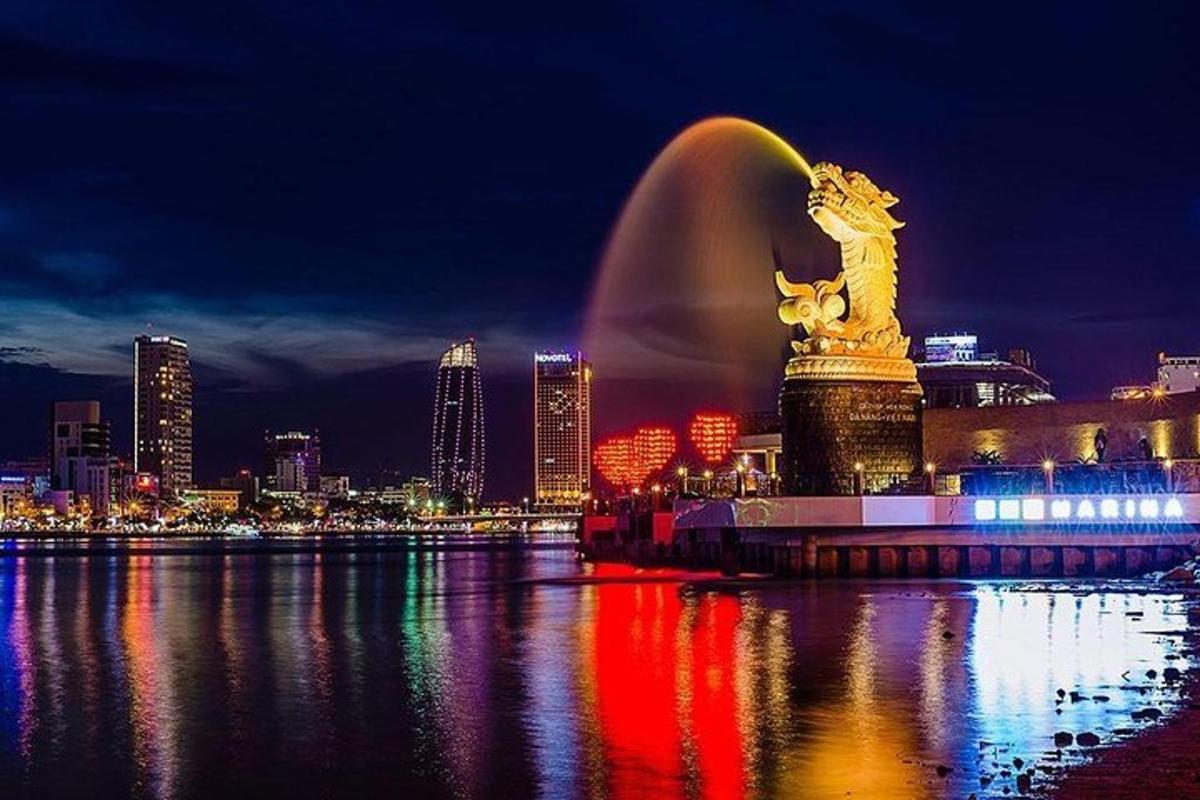 ein Brunnen im Wasser mit einer Stadt bei Nacht