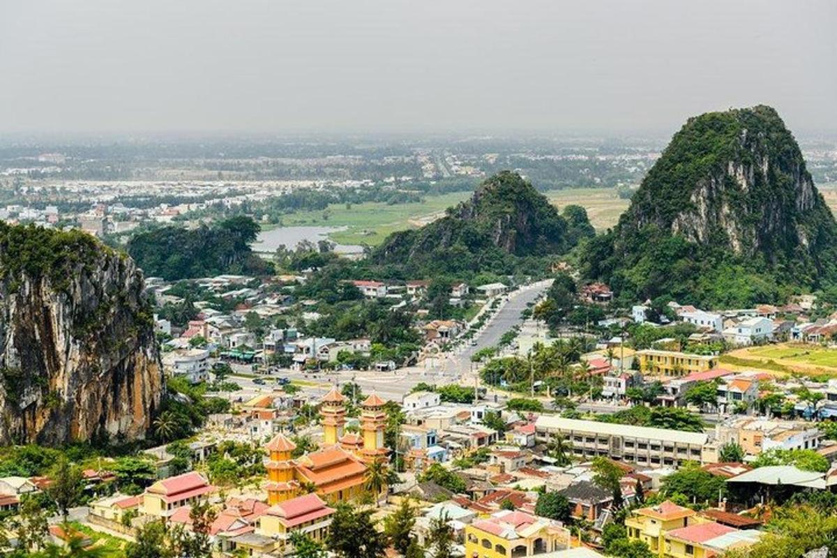 ein Blick auf eine Stadt mit Bergen im Hintergrund