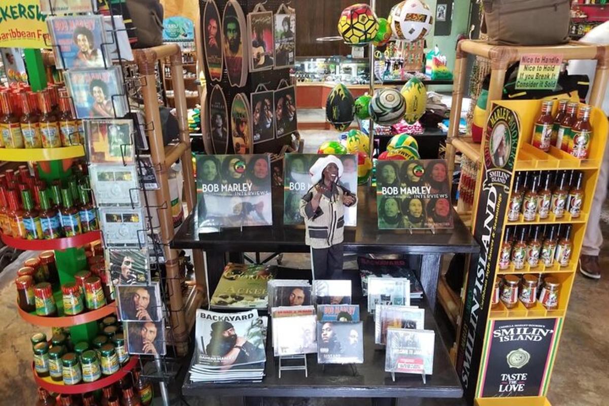 una botiga amb molts productes exposats