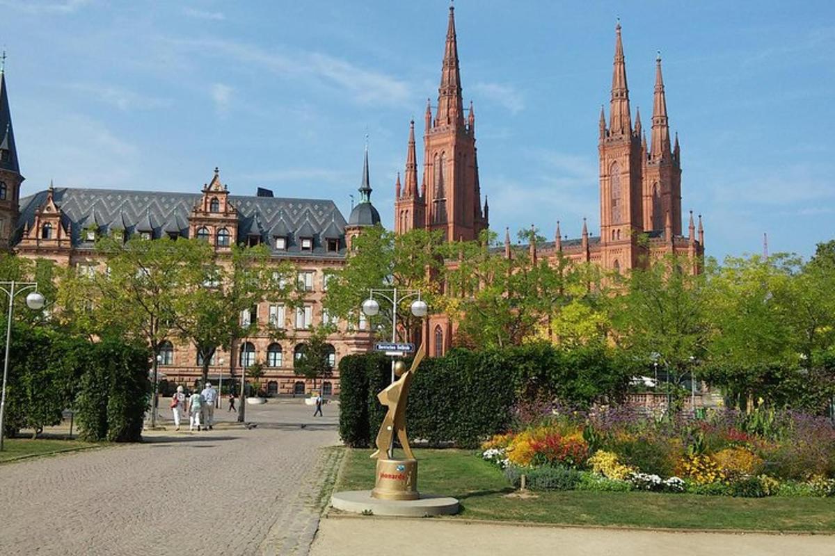 un grande edificio con una statua di fronte