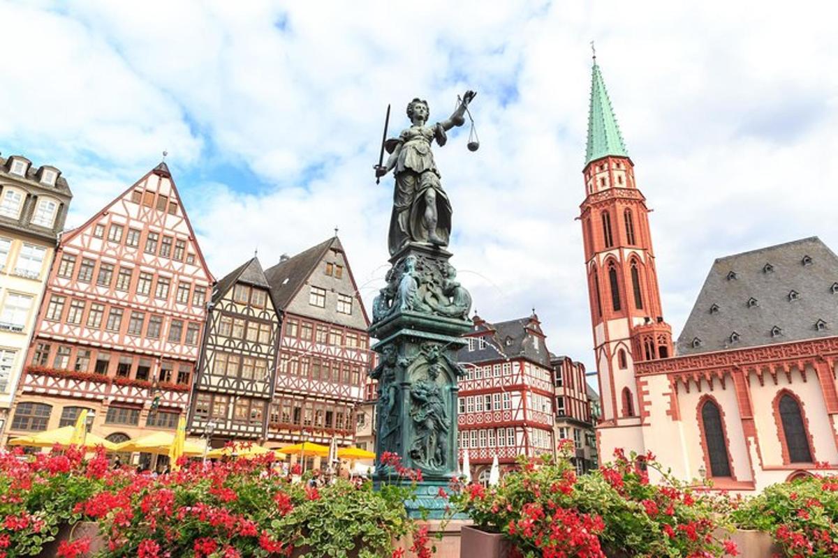 una statua nel mezzo di una città con edifici
