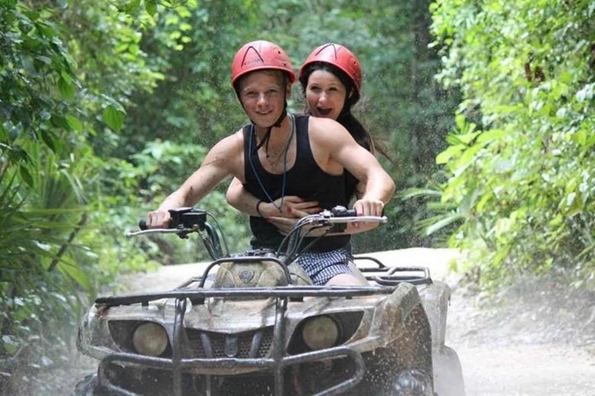 muž a žena jedoucí na čtyřkolce