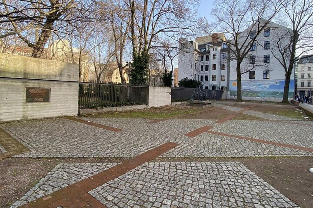 un cortile in mattoni con un edificio sullo sfondo