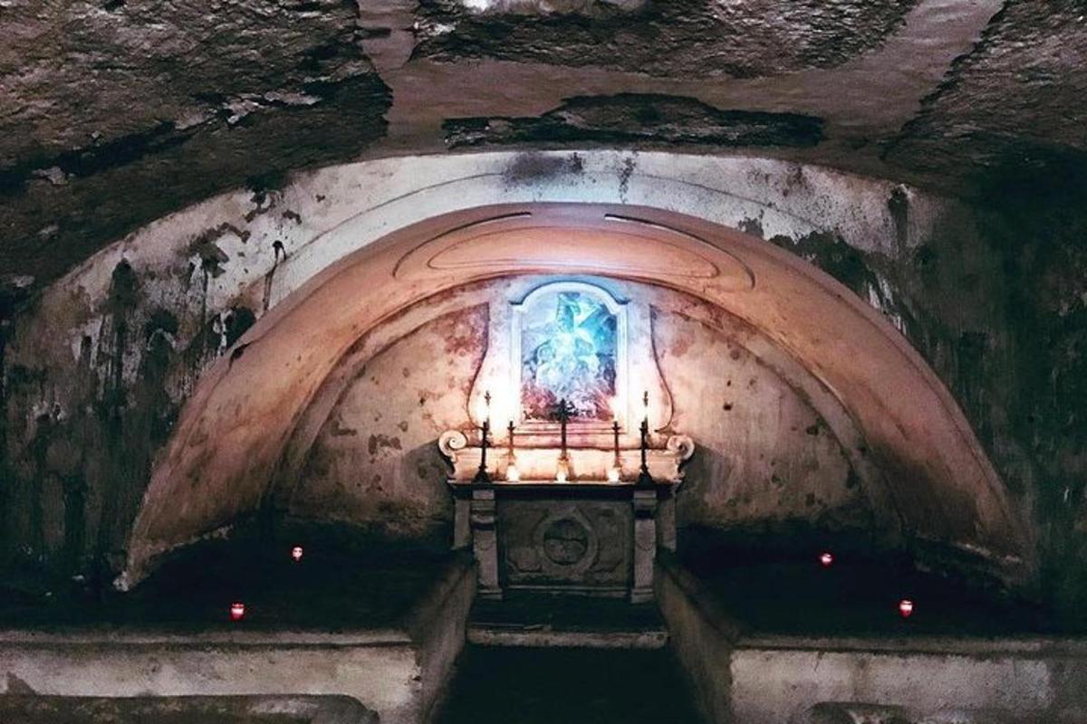 malá kaple s vitrážovým oknem v tunelu