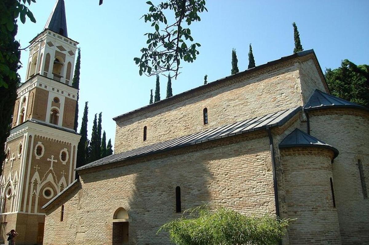 um antigo edifício de tijolos com uma torre e uma igreja