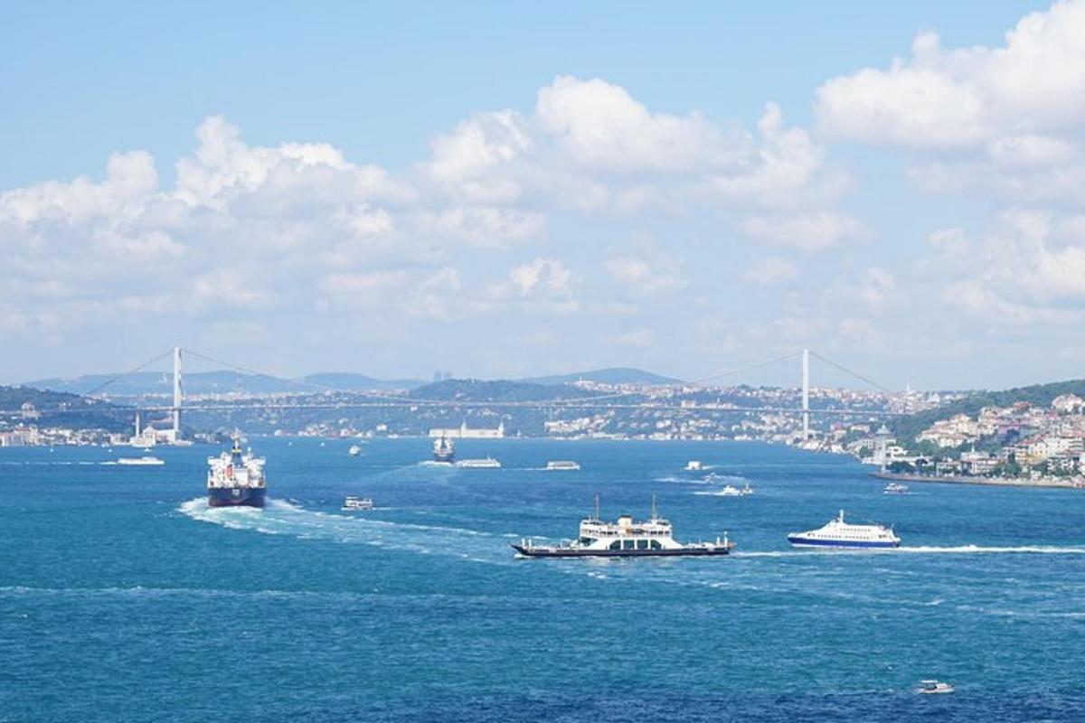 μια ομάδα σκαφών σε ένα μεγάλο υδάτινο σώμα