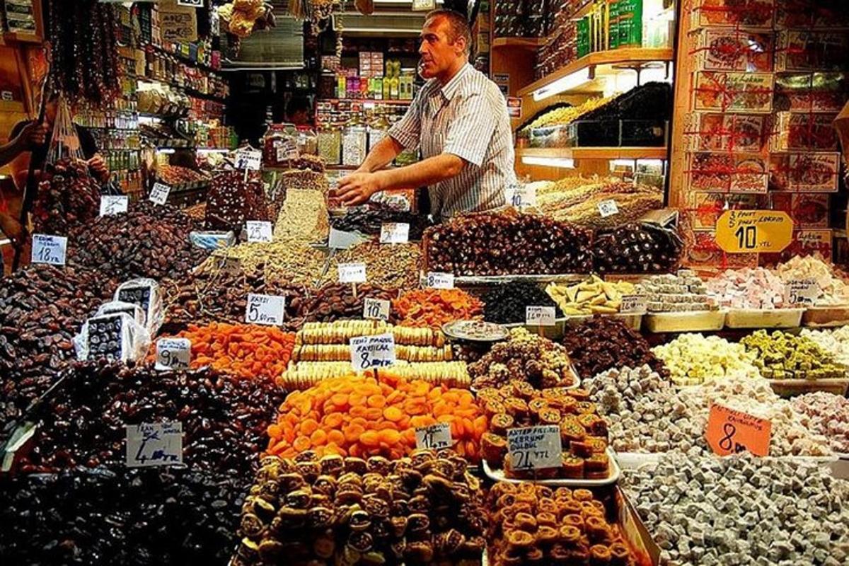 Ένας άντρας που στέκεται σε μια αγορά με πολλά φρούτα και λαχανικά