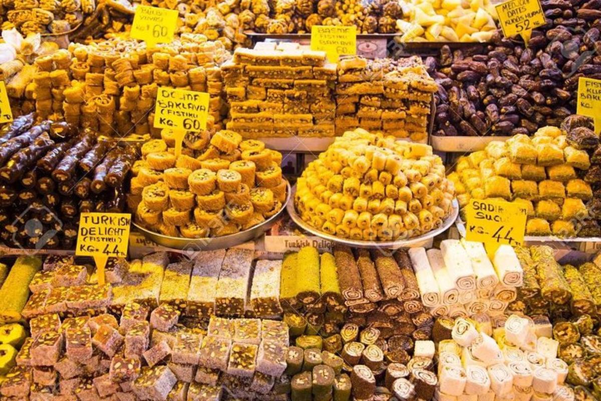 μια έκθεση διαφορετικών ειδών τροφίμων σε μια αγορά