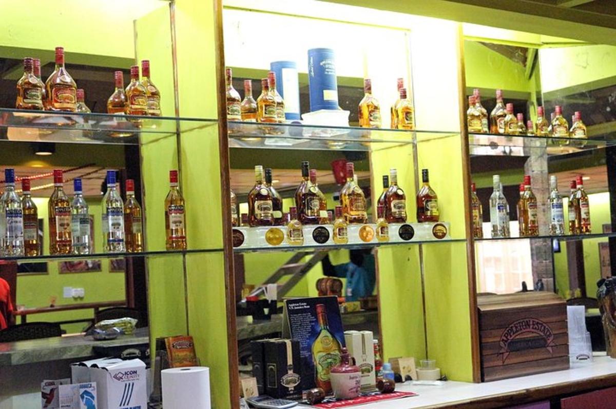 polica plná množstva fliaš s alkoholom