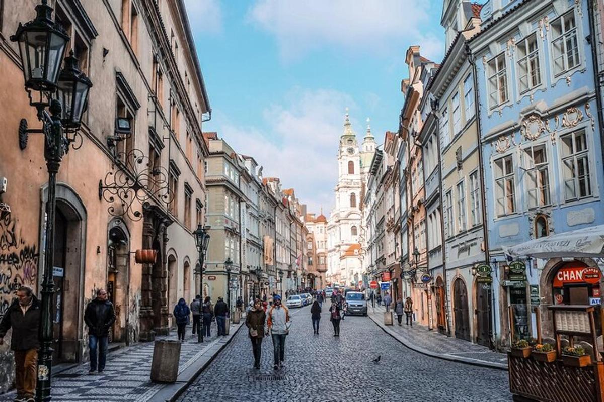 um grupo de pessoas caminhando por uma rua com prédios