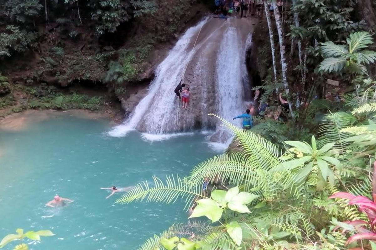 um grupo de pessoas nadando em uma cachoeira