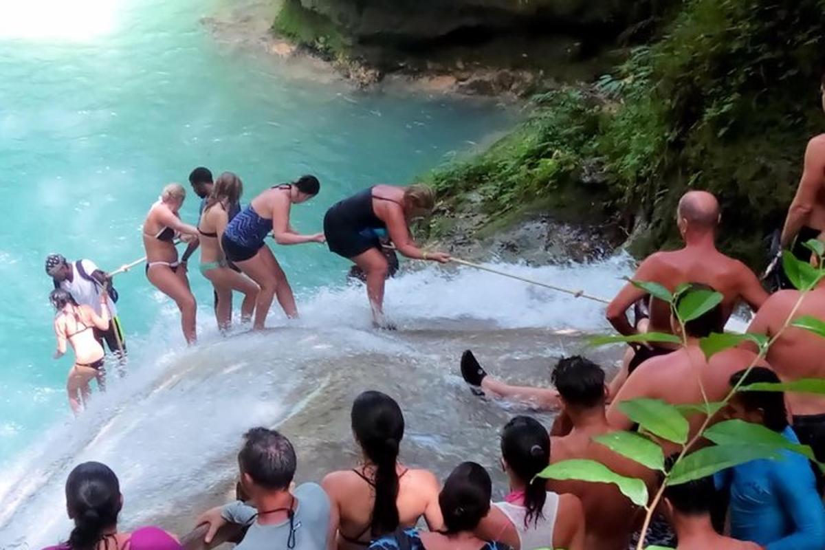 um grupo de pessoas em uma jangada na água