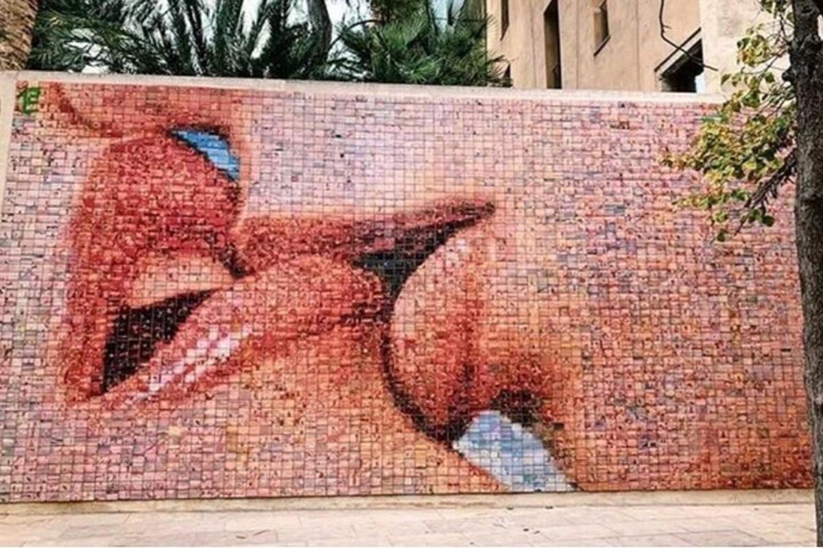 une peinture murale d'un éléphant sur un mur de briques