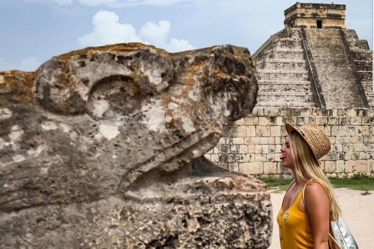 žena stojící vedle velké skály a pyramidy