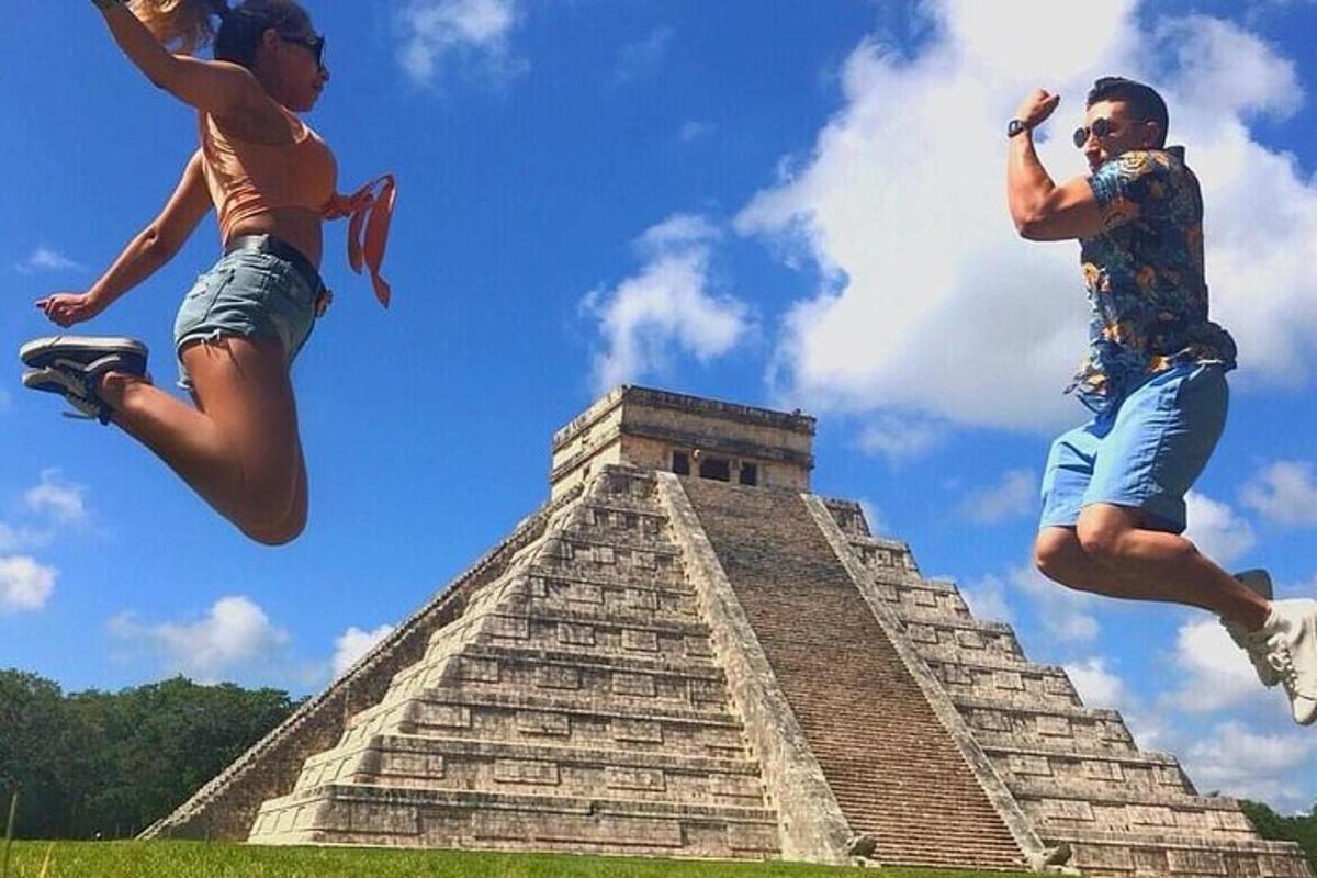 zwei Menschen springen vor einer Pyramide