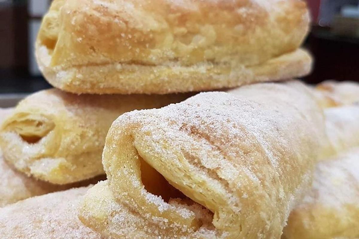 Una pila de donas cubiertas de azúcar apiladas una encima de otra