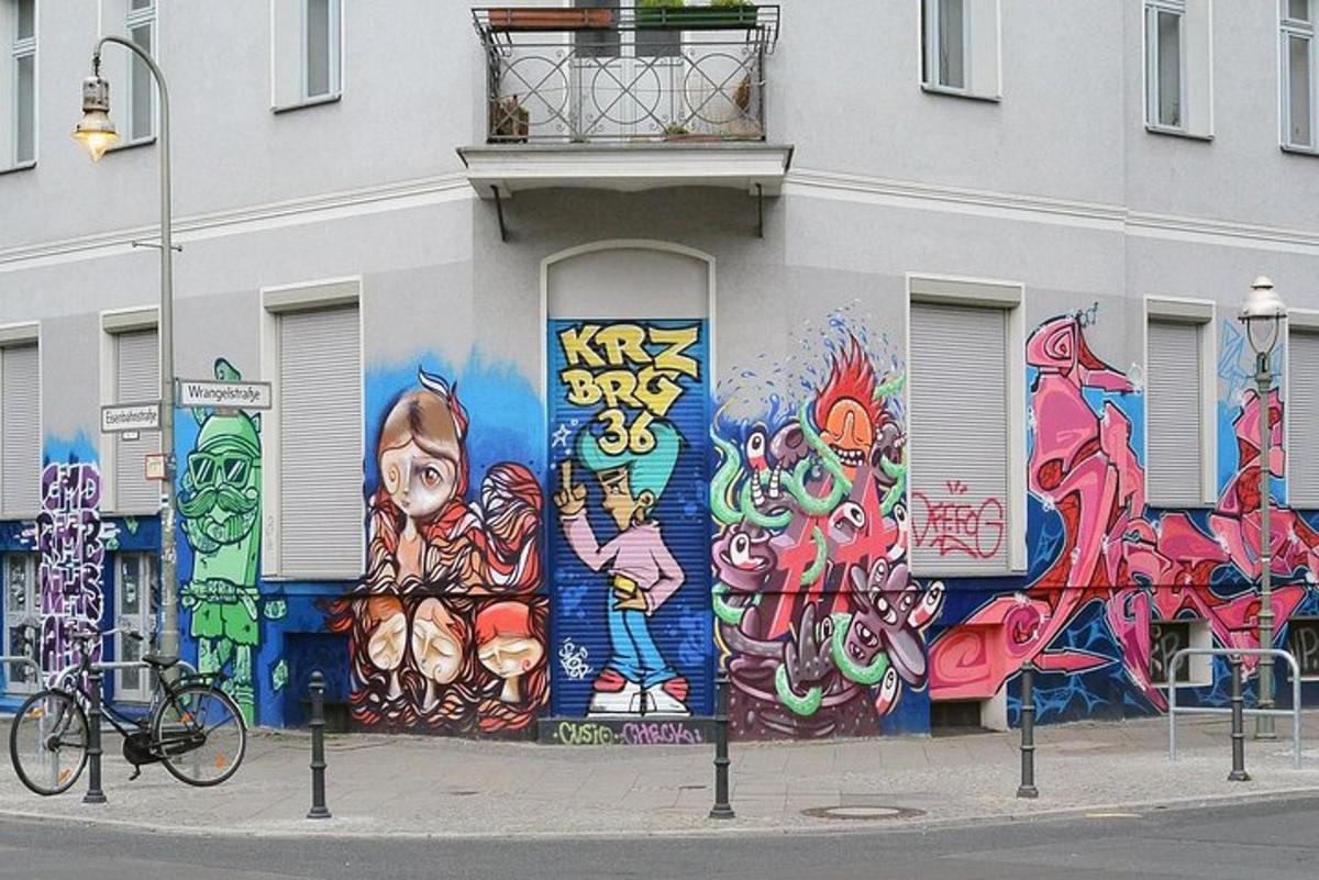 un edificio con un muro coperto di graffiti