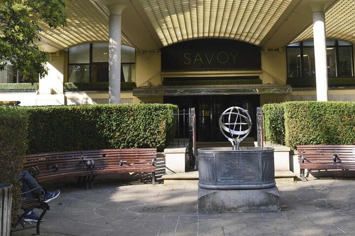 un edificio con due panchine e una statua di fronte