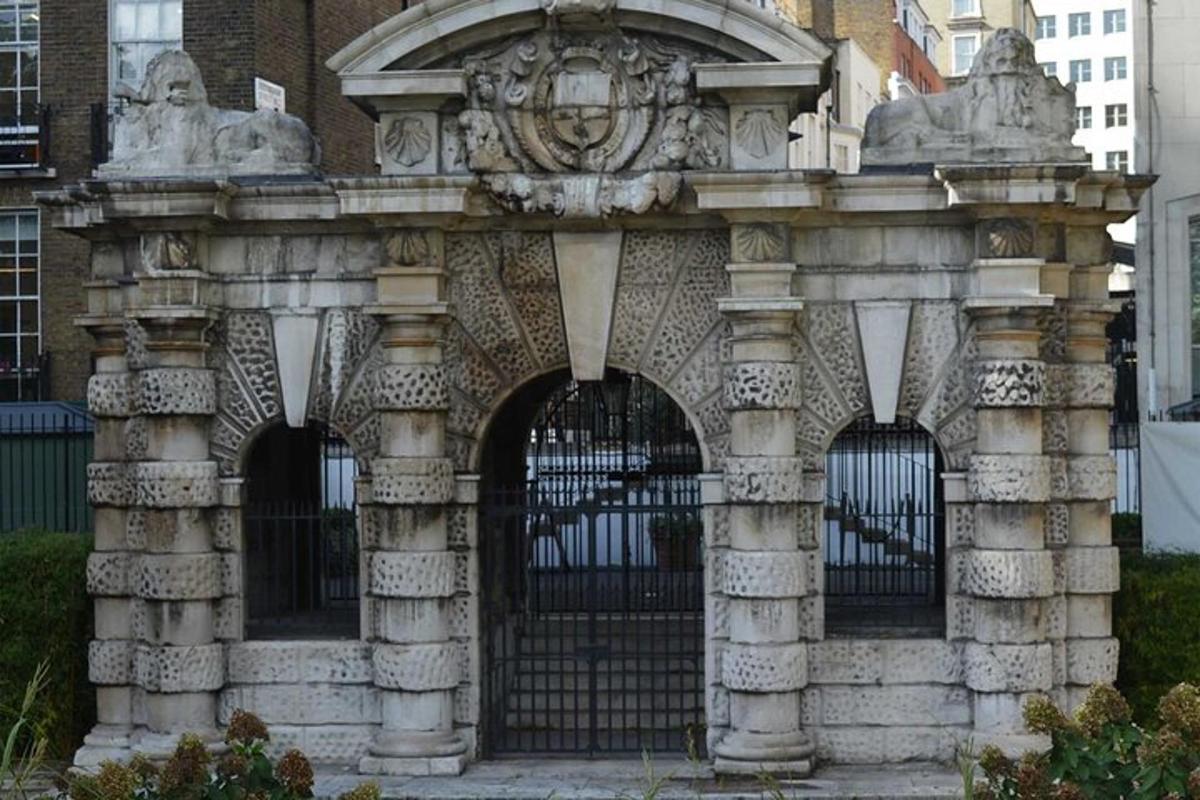 un edificio in pietra con un cancello di fronte