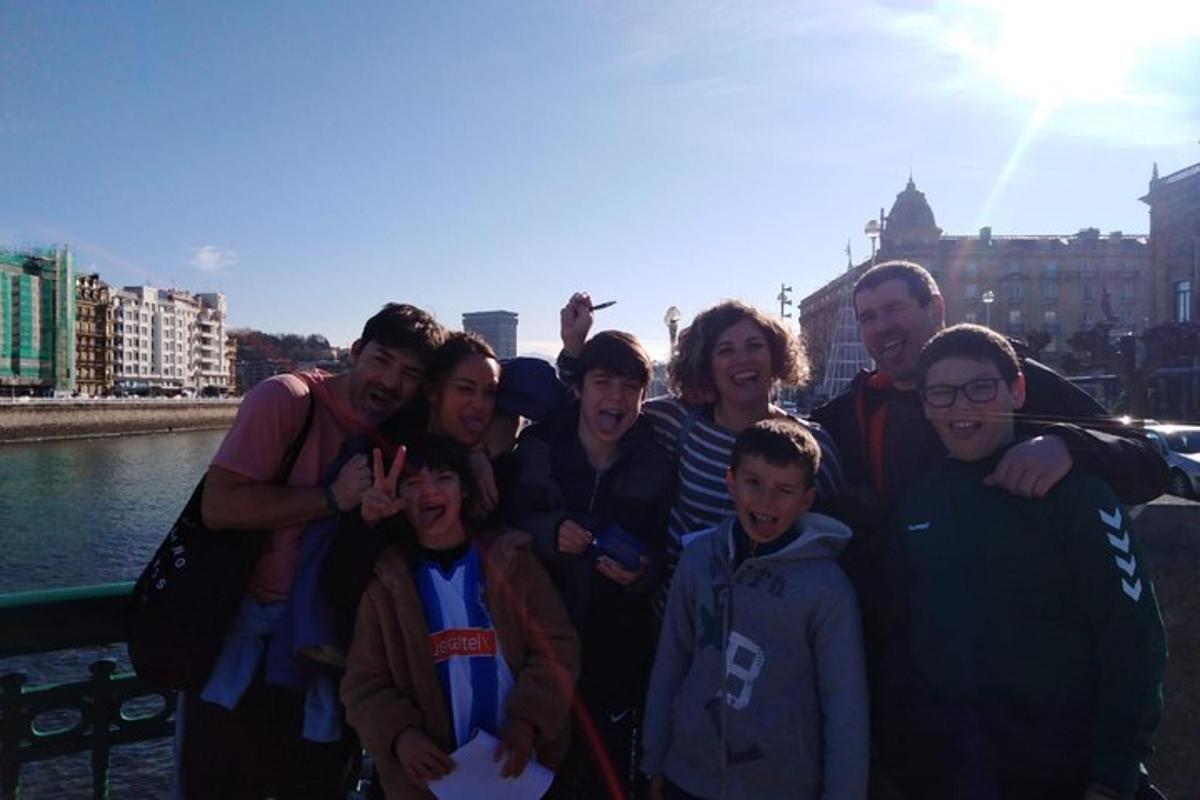 um grupo de pessoas posando para uma foto perto da água