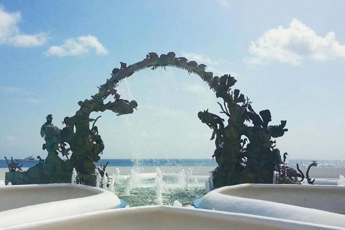 un arco nuziale di fronte all'oceano