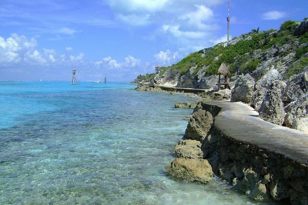 una spiaggia con l'oceano e un ponte in lontananza