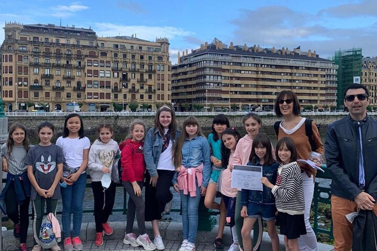 um grupo de pessoas posando para uma foto em frente a prédios