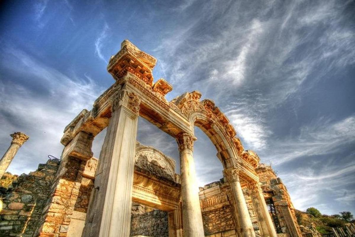 un edifici amb columnes i un cel ennuvolat