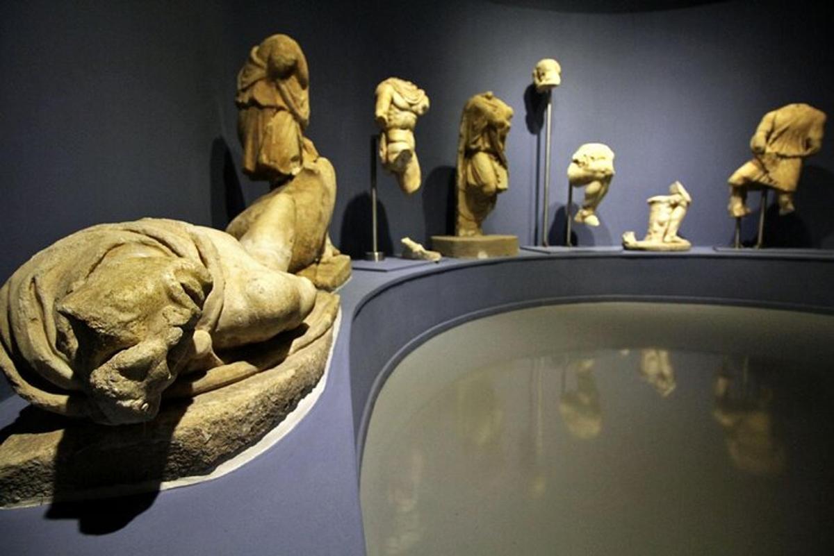 un grup d'estàtues exposades en un museu