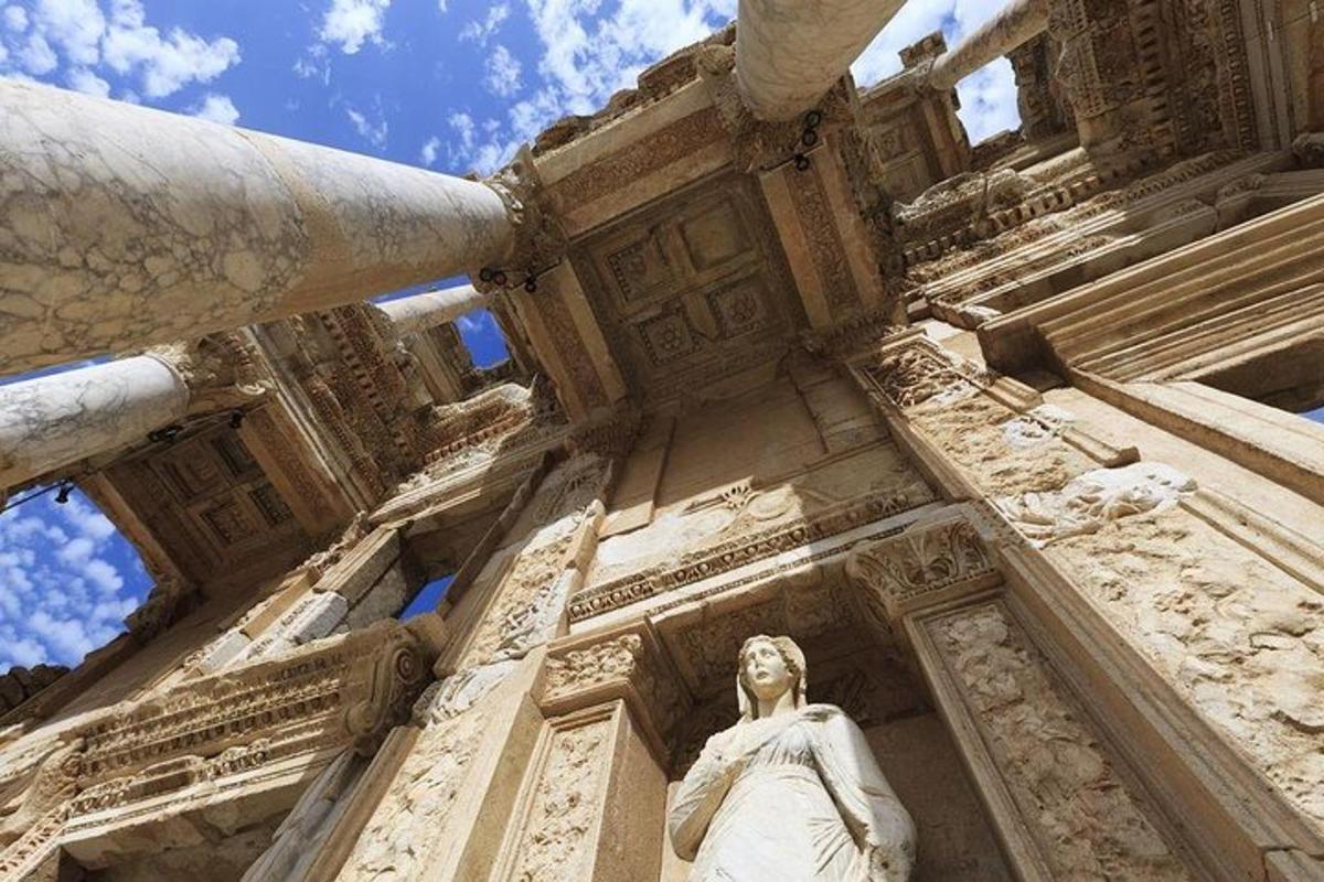 una estàtua al costat d'un edifici