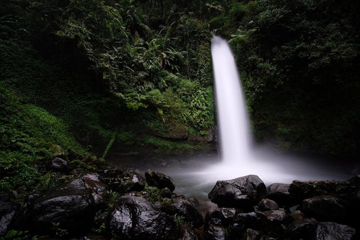 uma cachoeira no meio de um rio