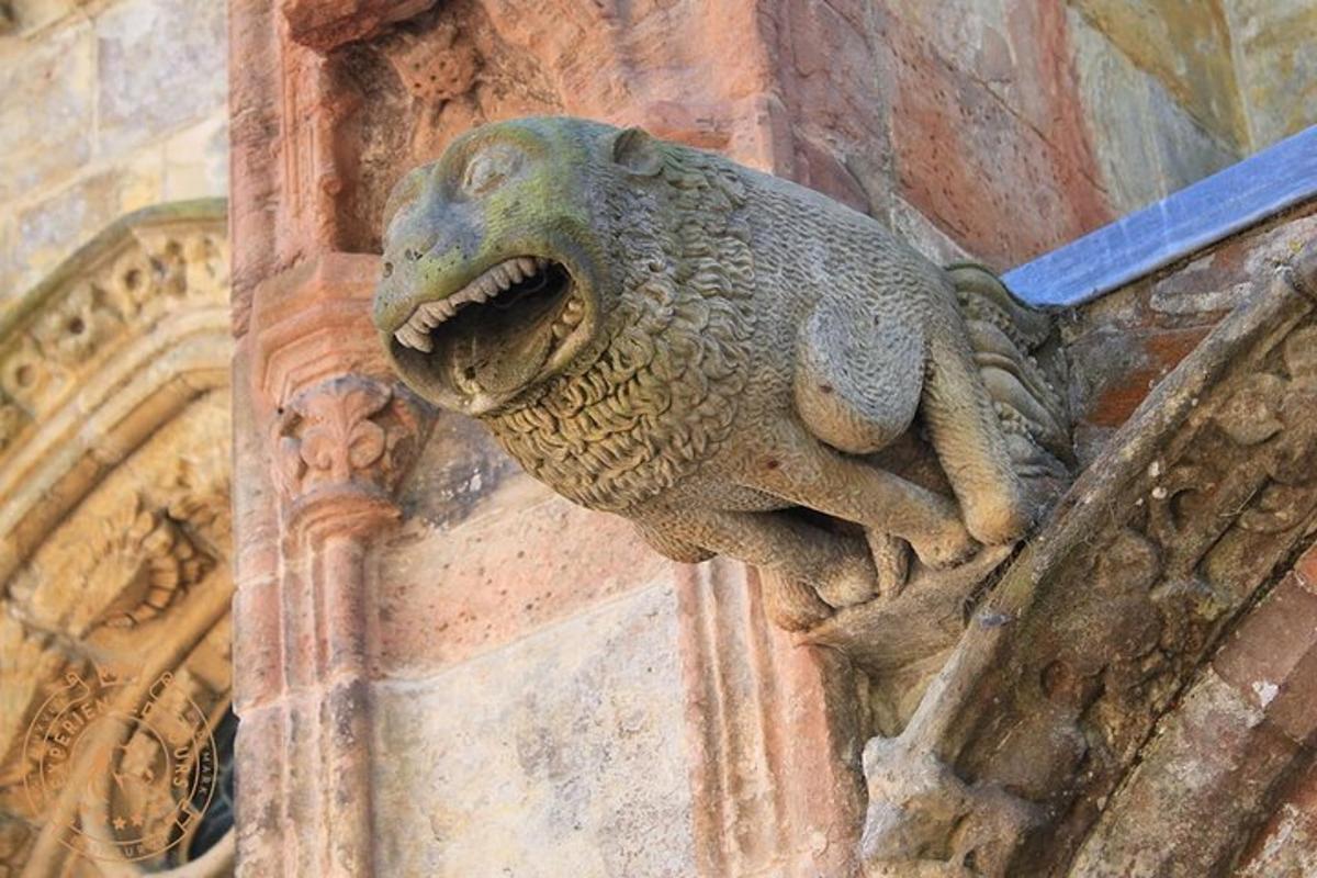 una statua di un dinosauro sul lato di un edificio