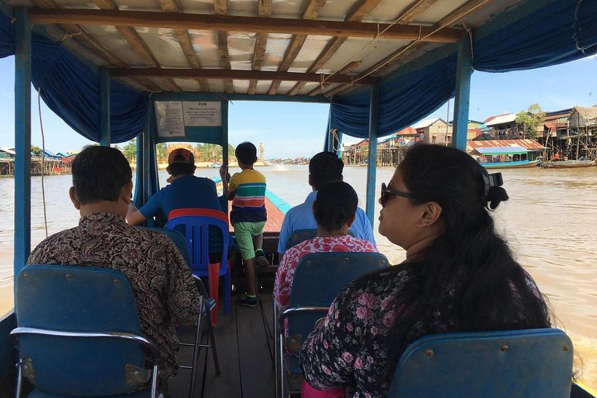 un gruppo di persone che viaggiano su un autobus sull'acqua