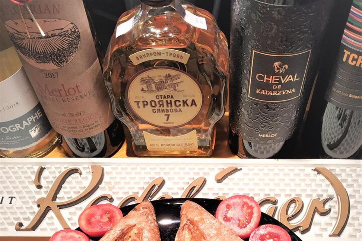 dvě lahve alkoholu a talíř jídla