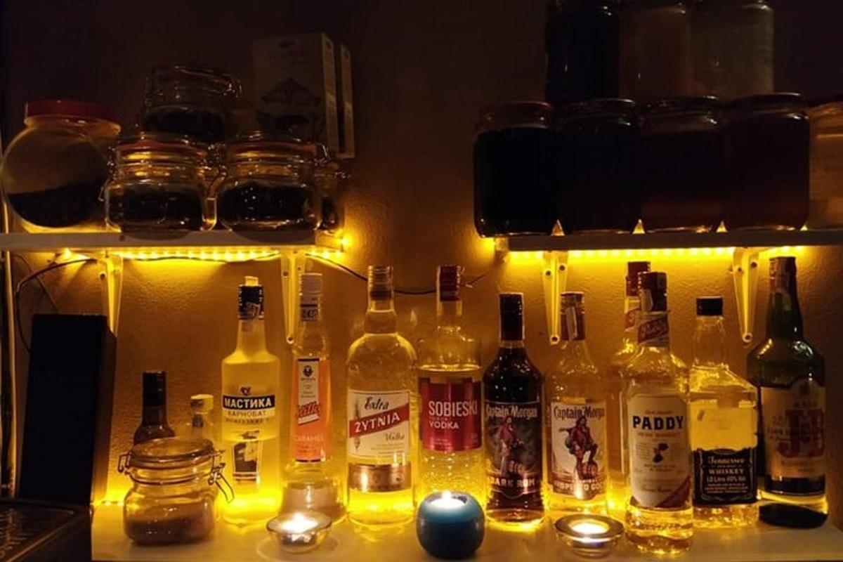 Skupina lahví alkoholu na poličce se světly