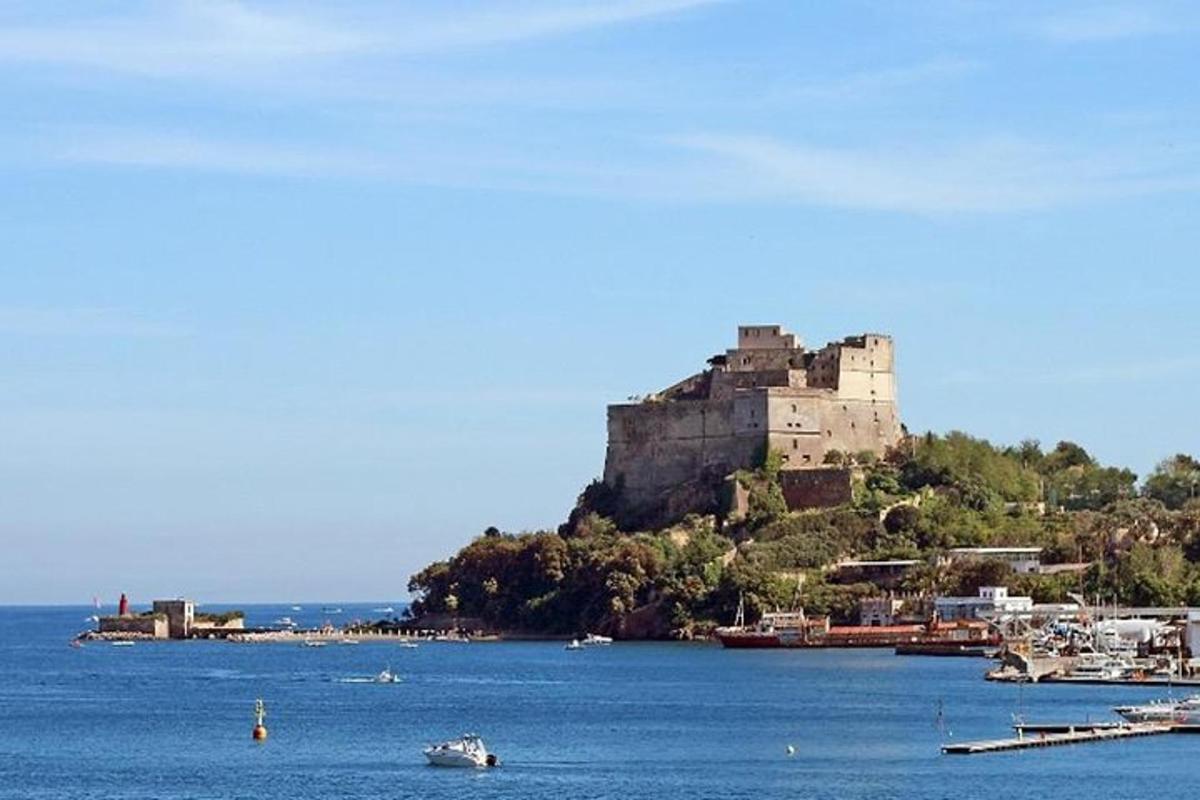 ένα κάστρο που κάθεται πάνω σε ένα νησί στο νερό