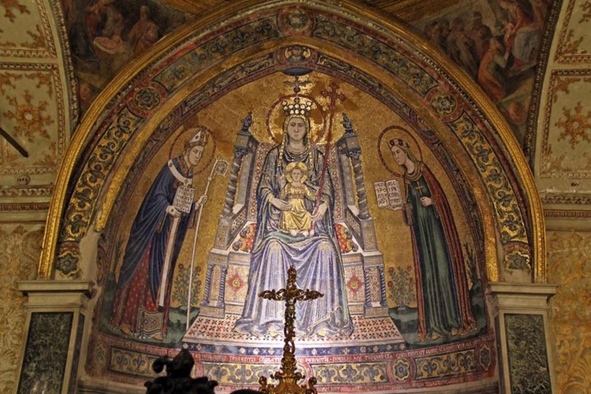 kostel s antickou antickou nástěnnou malbou ženy