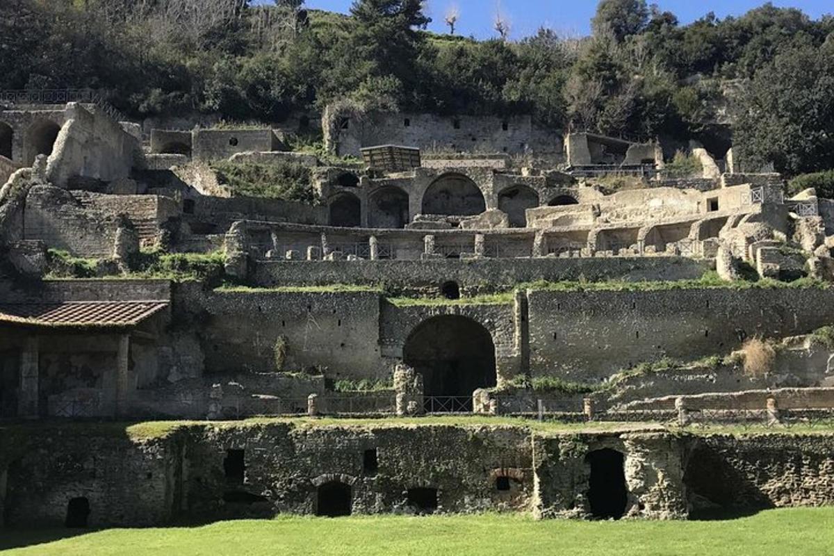 ένα παλιό πέτρινο κτίριο με έναν λόφο στο βάθος