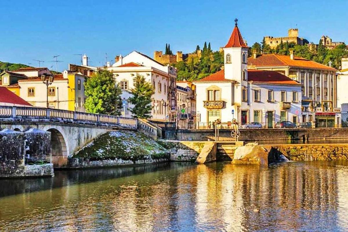 město s mostem přes řeku s budovami