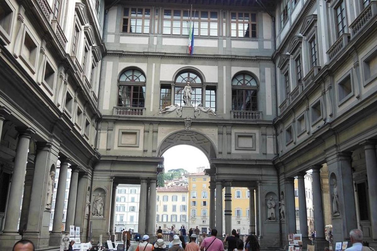 un arc en un edifici amb gent caminant-hi
