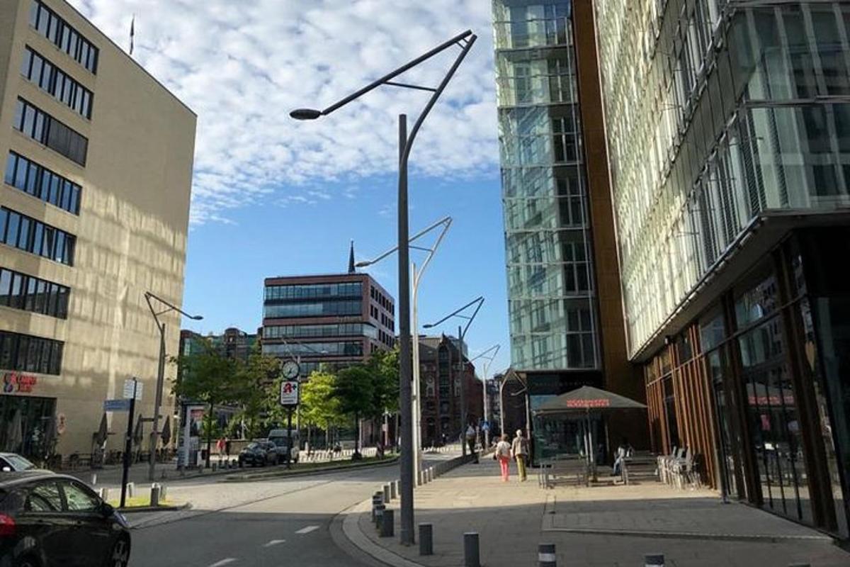 eine Stadtstraße mit Gebäuden und einer Straßenlaterne