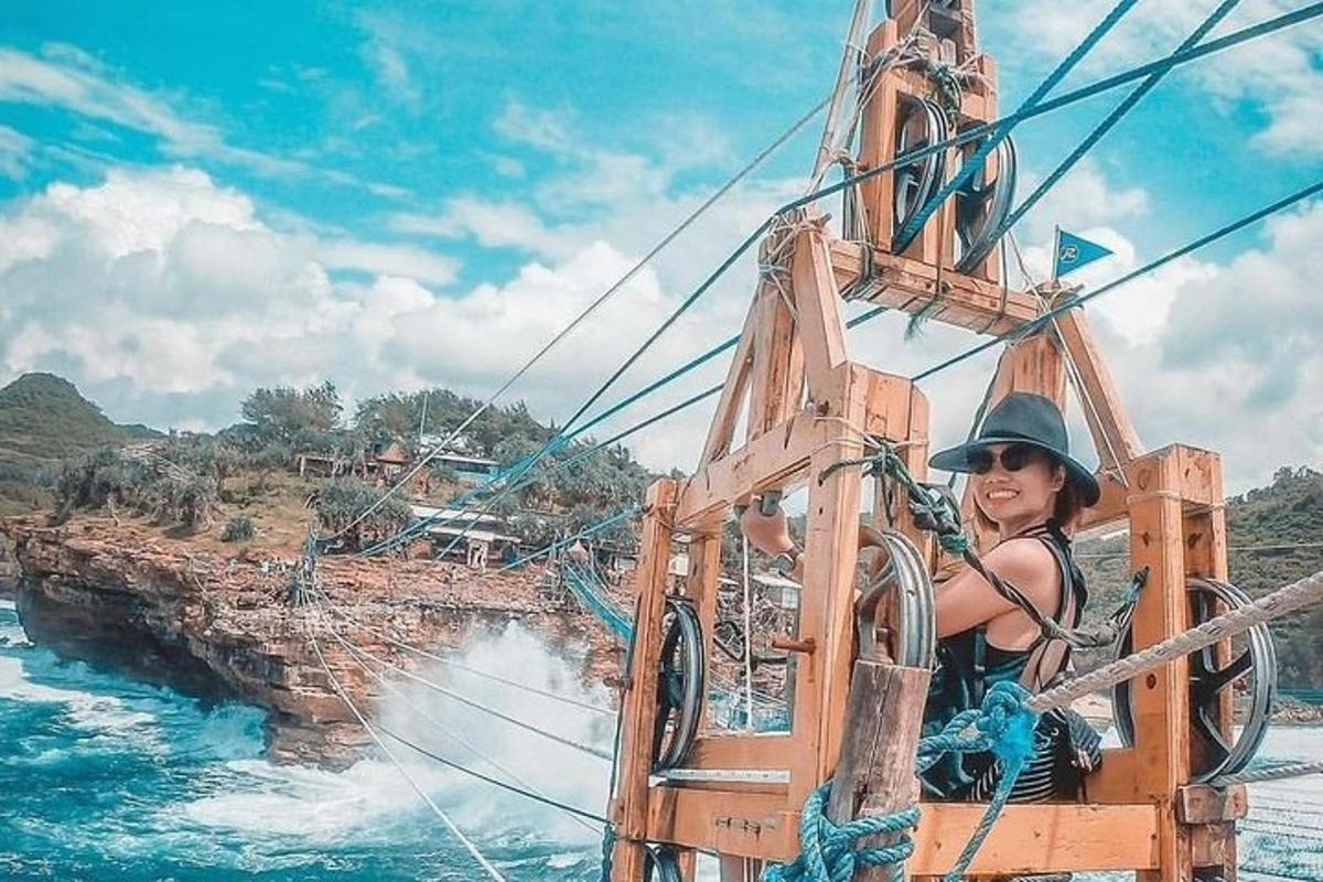 una ragazza è seduta su una nave pirata