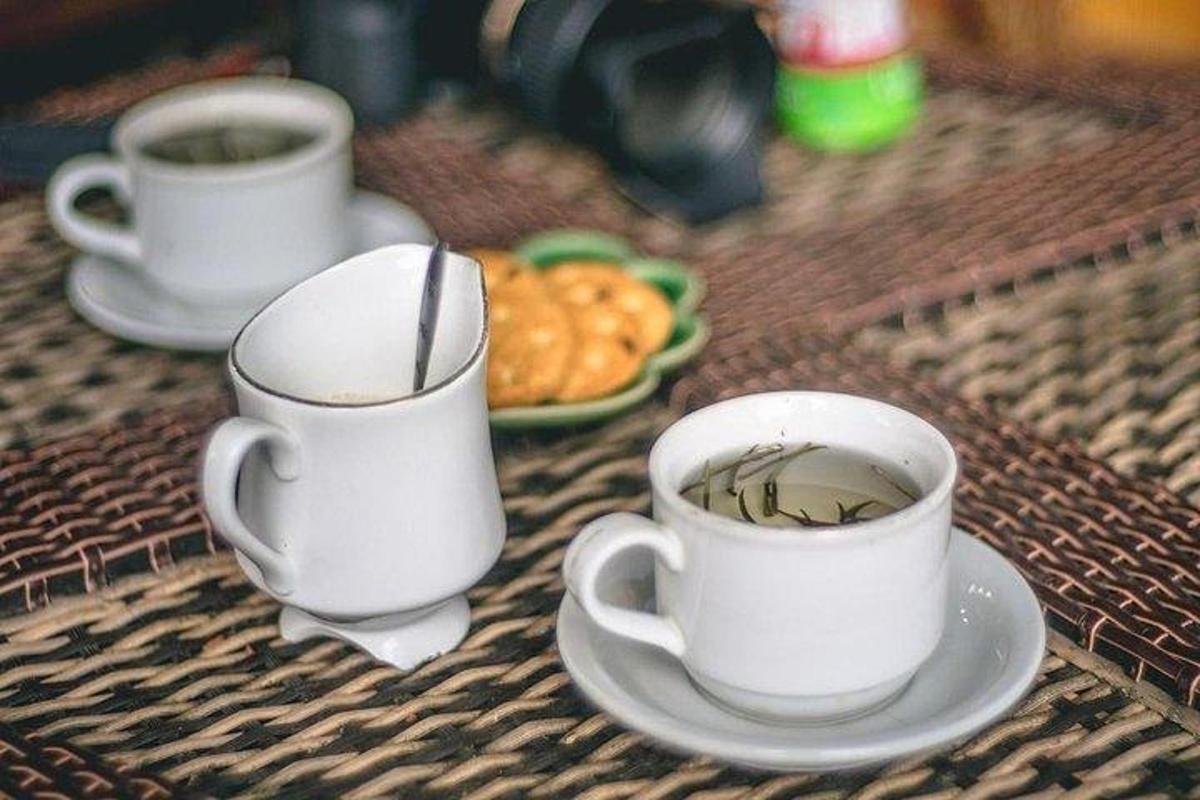 Τρία φλιτζάνια καφέ σε ένα τραπέζι με μπισκότα